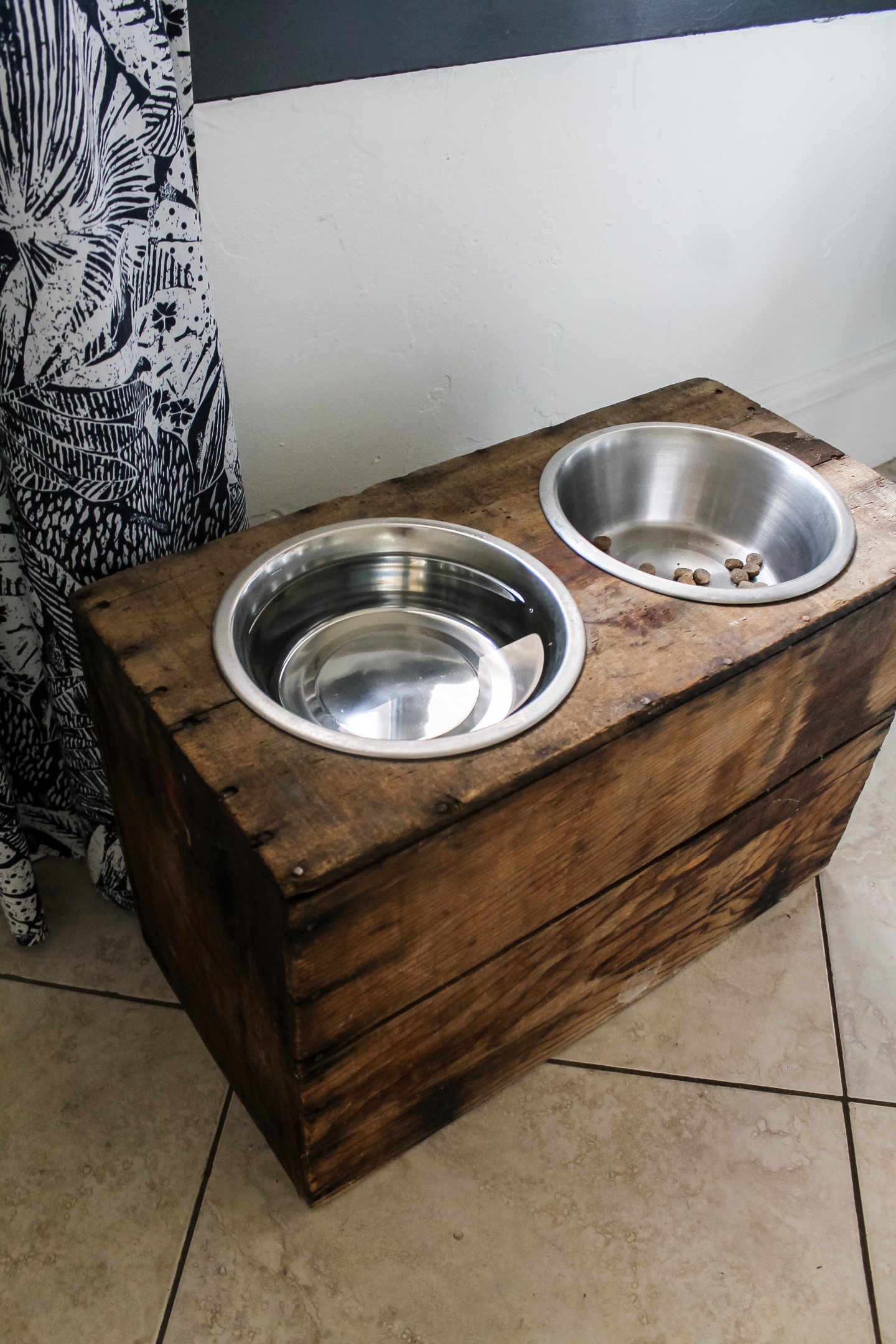 How to Make a DOG DISH STAND USING A WOOD CRATE - The Wicker House