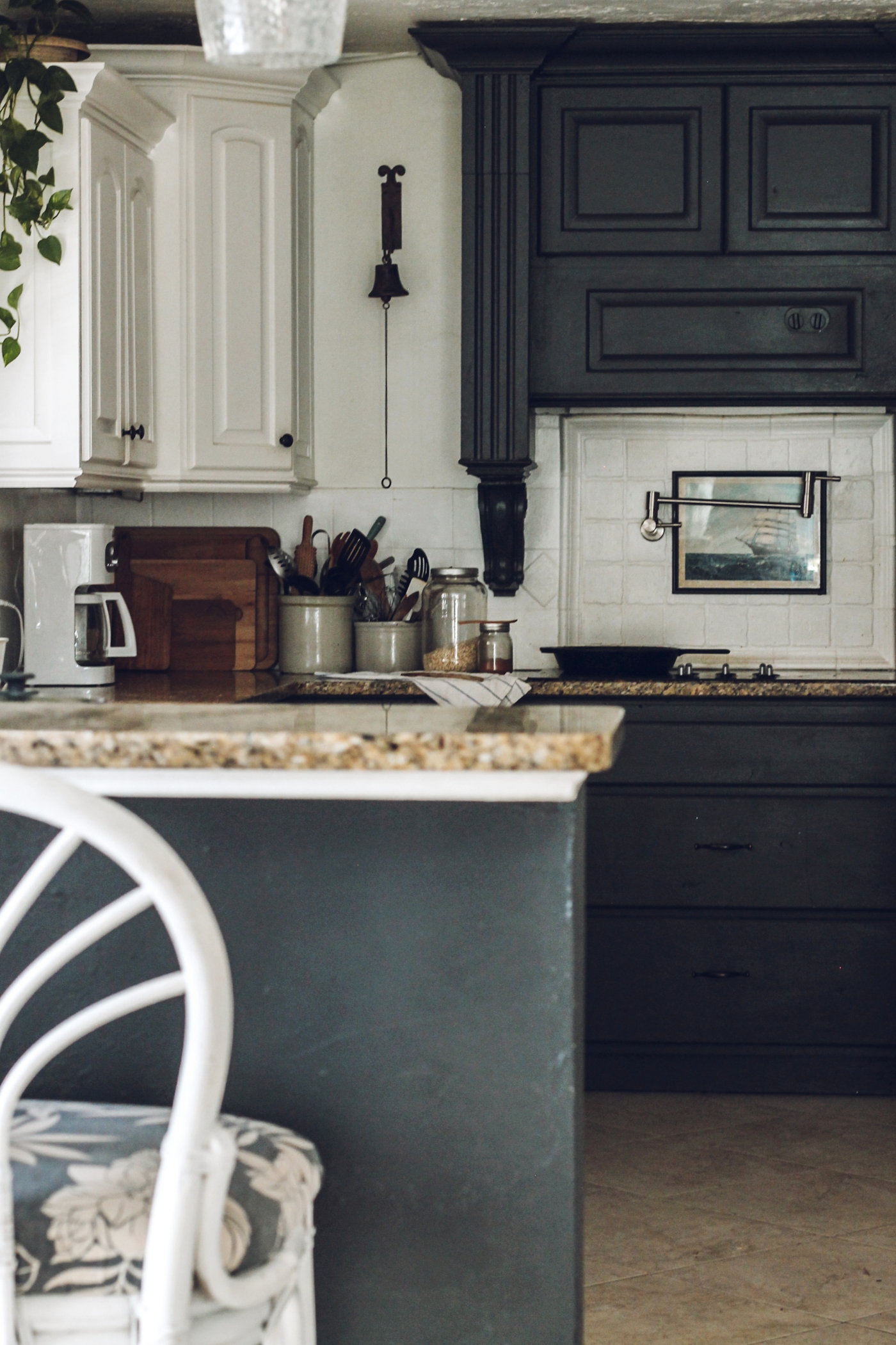 Here is an update of my dark gothic kitchen! It's still not 100