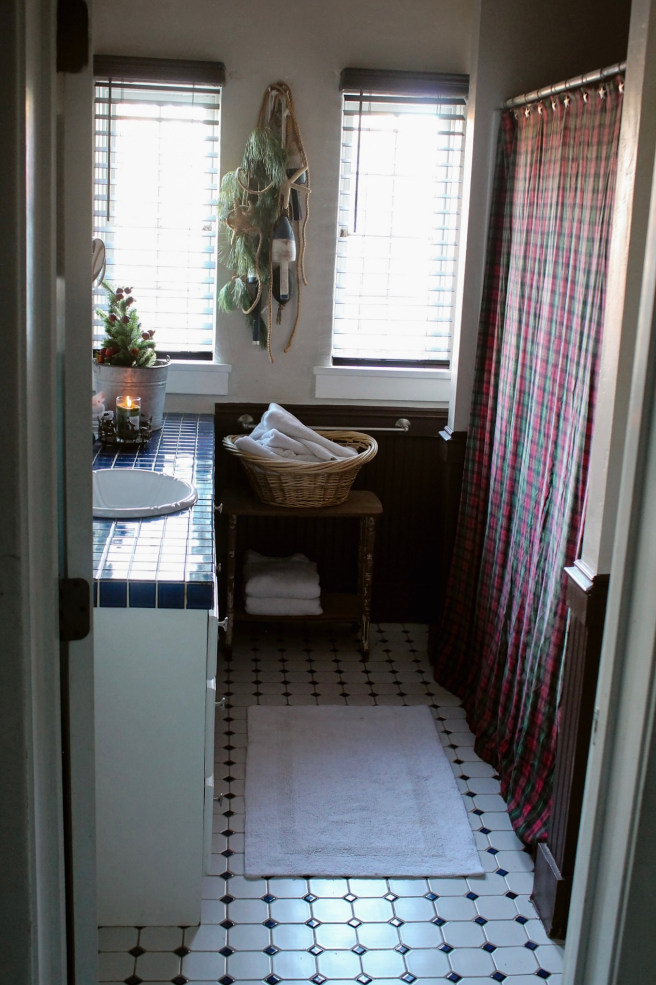 Fisherman Cottage Christmas Bathroom
